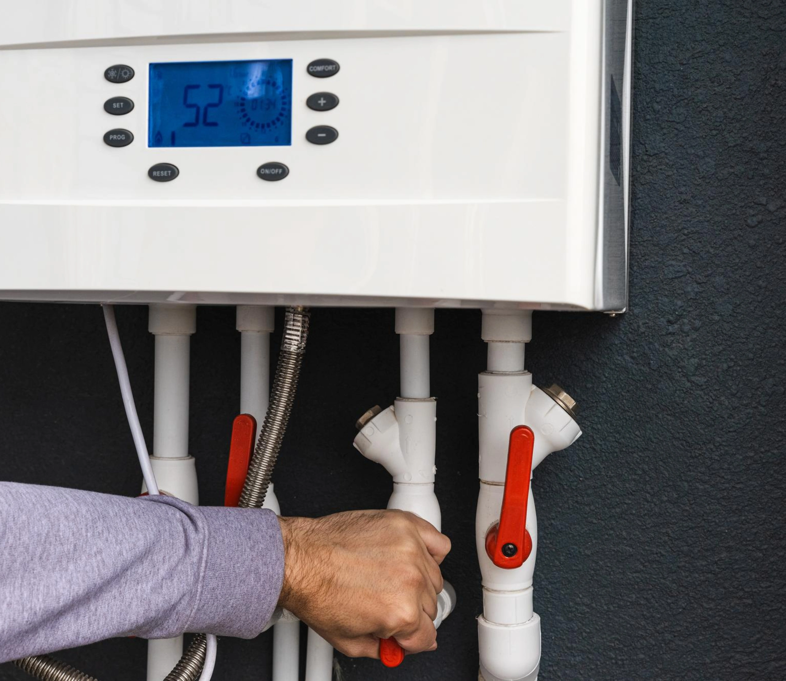 Plombier réglant une installation