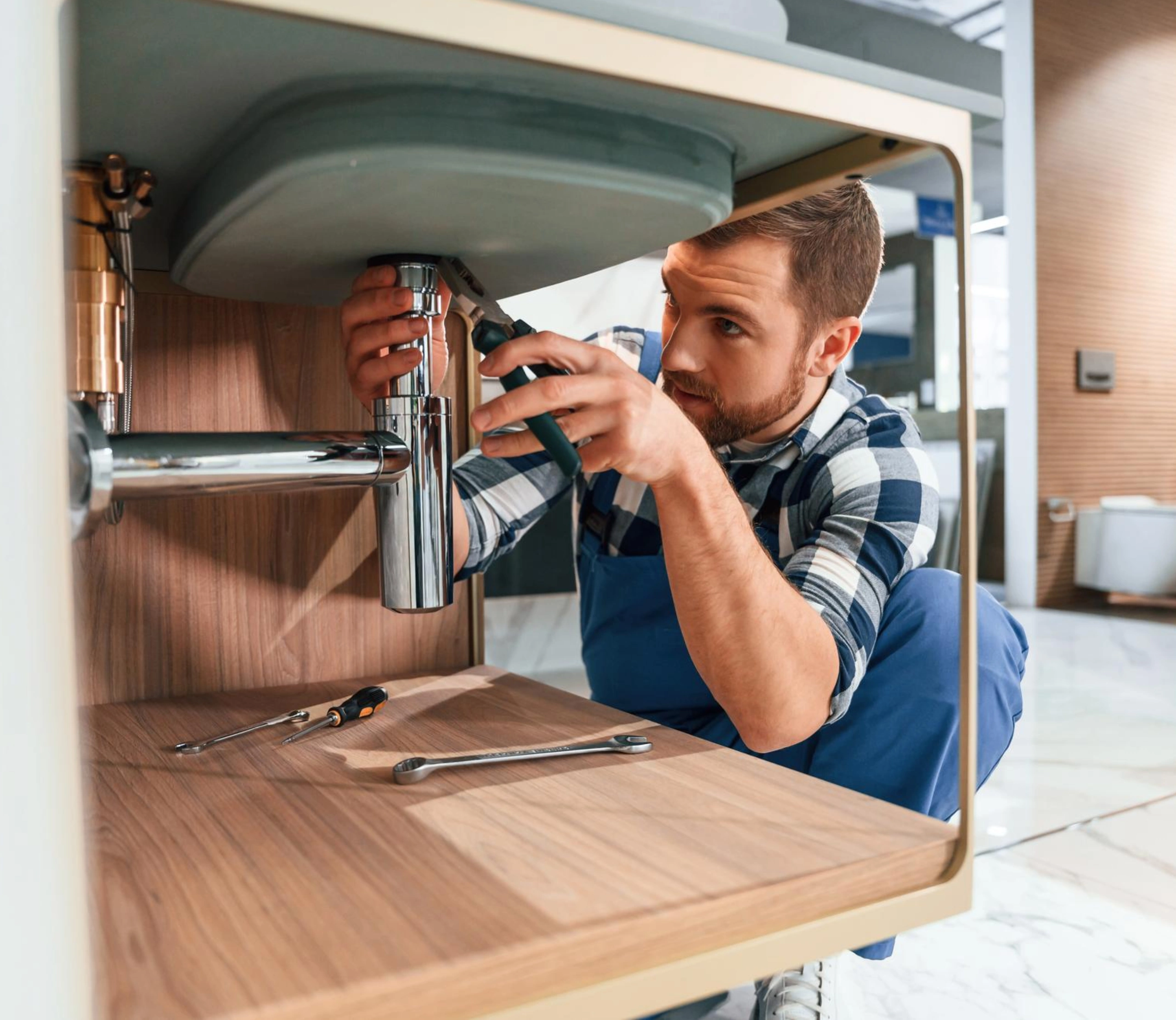 Plombier réparant un évier de cuisine