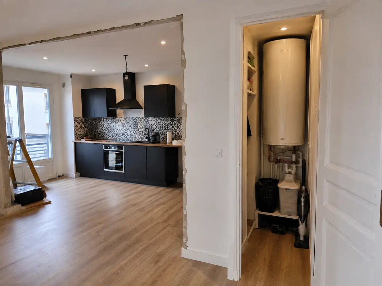 un projet de rénovation de cuisine : une cuisine en kit qu'il avait lui-même achetée.