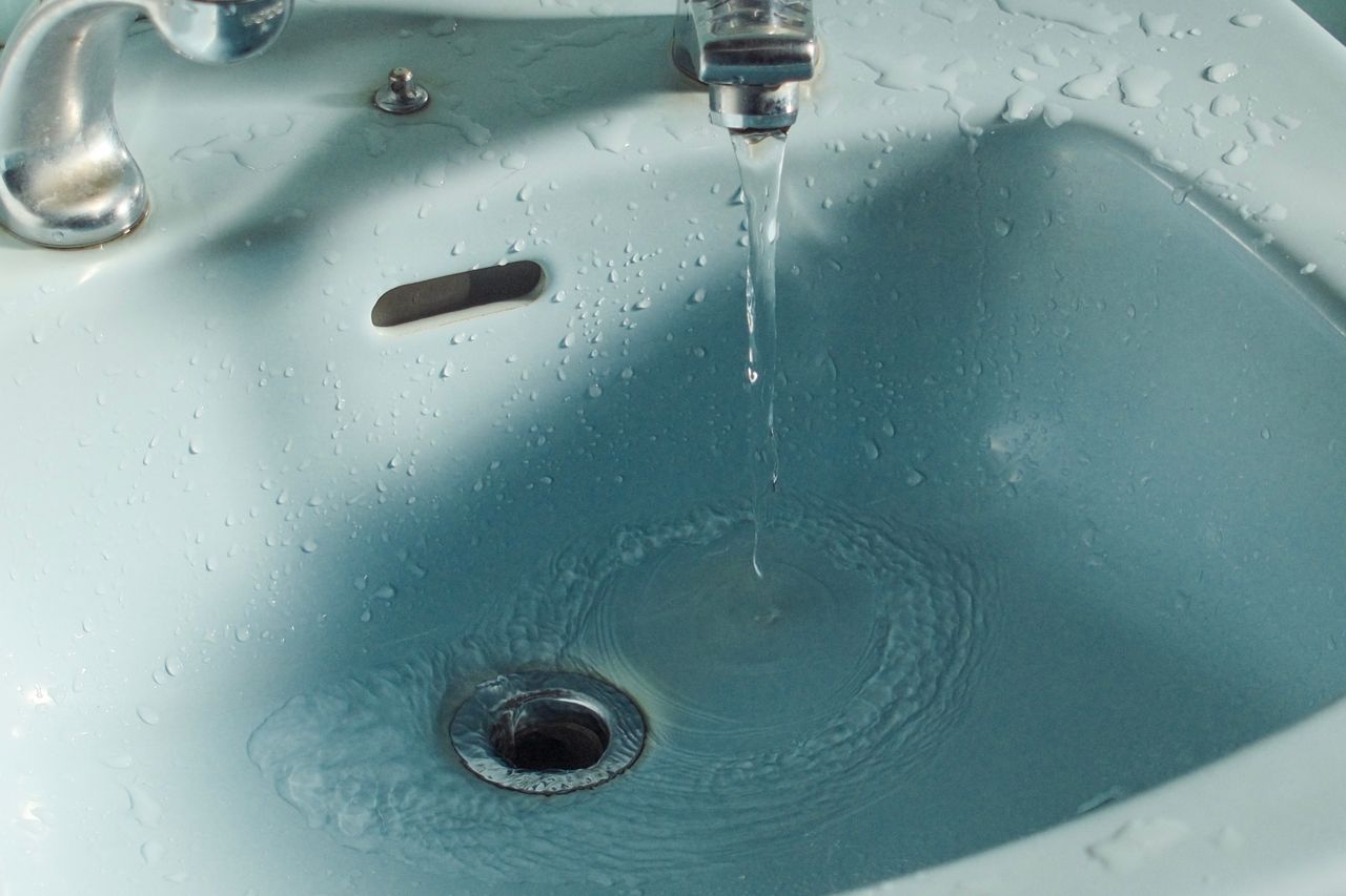 Une mauvaise odeur dans un appartement fait souvent penser à un siphon, une canalisation encrassée ou un problème d'évacuation